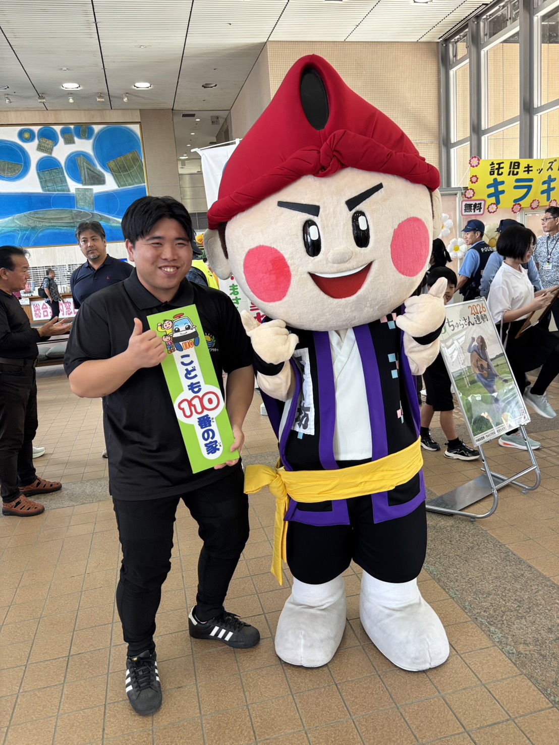 沖縄市の公式PRキャラクターと記念撮影